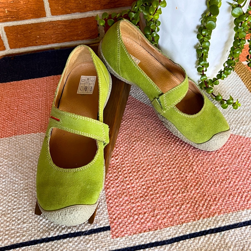 Avocado green KEEN Mary Jane comfort shoe size 7.